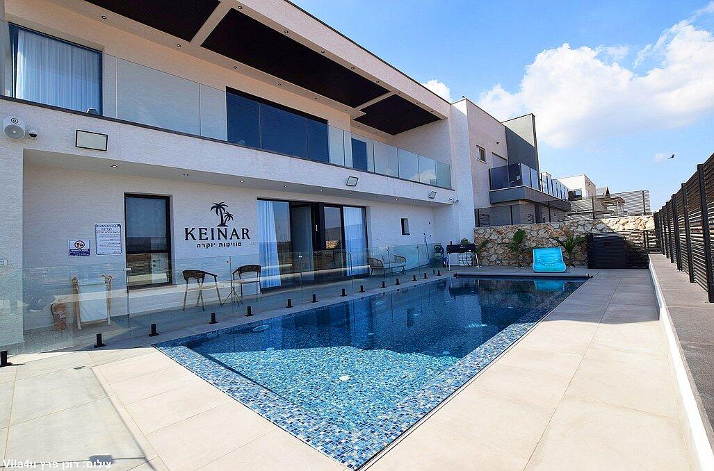 כינר סוויטות יוקרה - בריכת שחייה גדולה