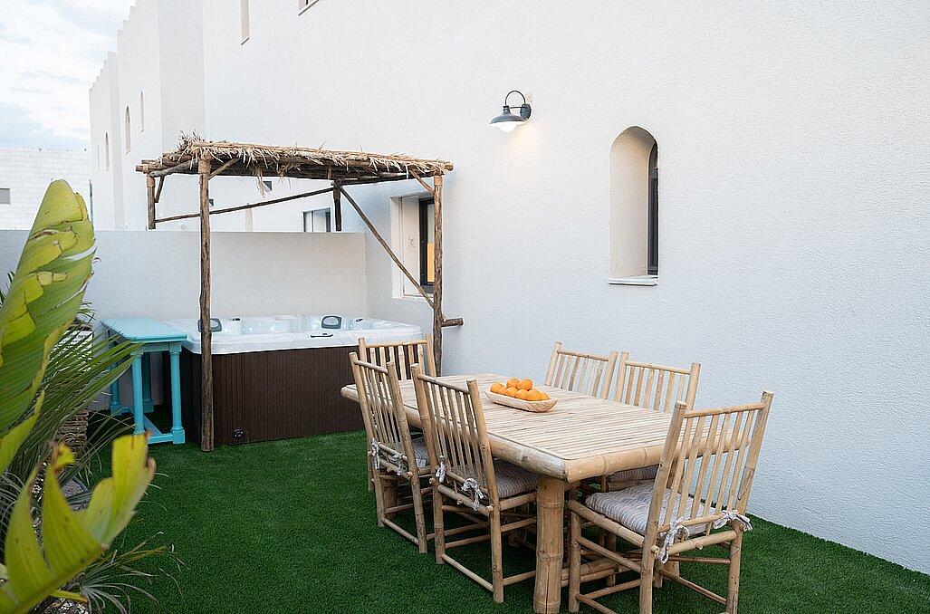 אלה סאן - וילה שקמה - פינת אוכל חיצונית