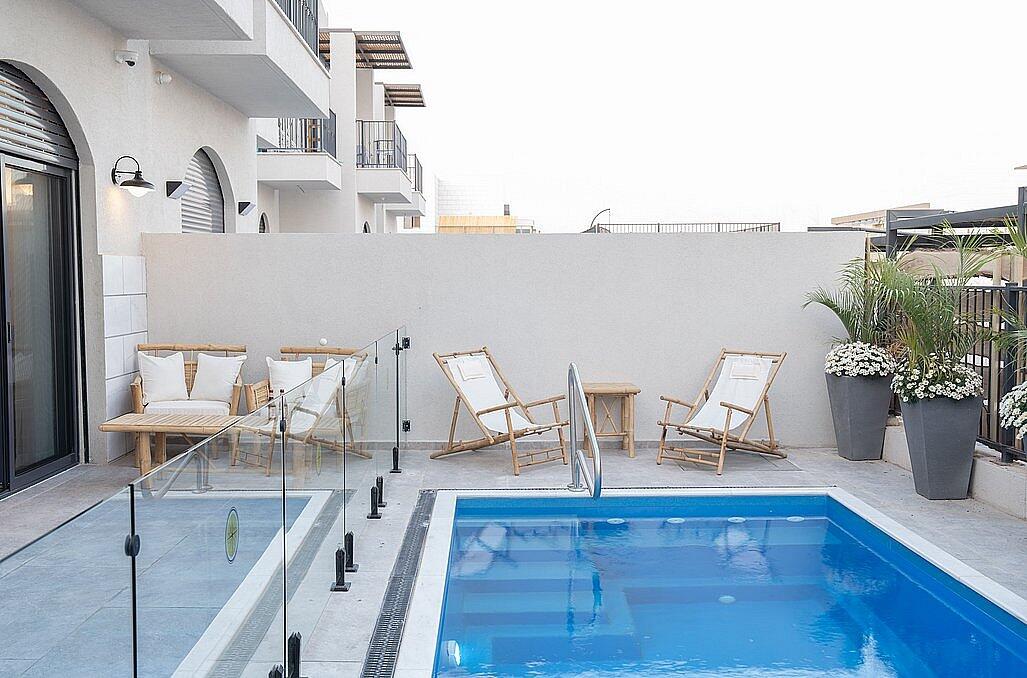 אלה סאן - וילה שקמה - בריכת שחייה לצד פינות ישיבה